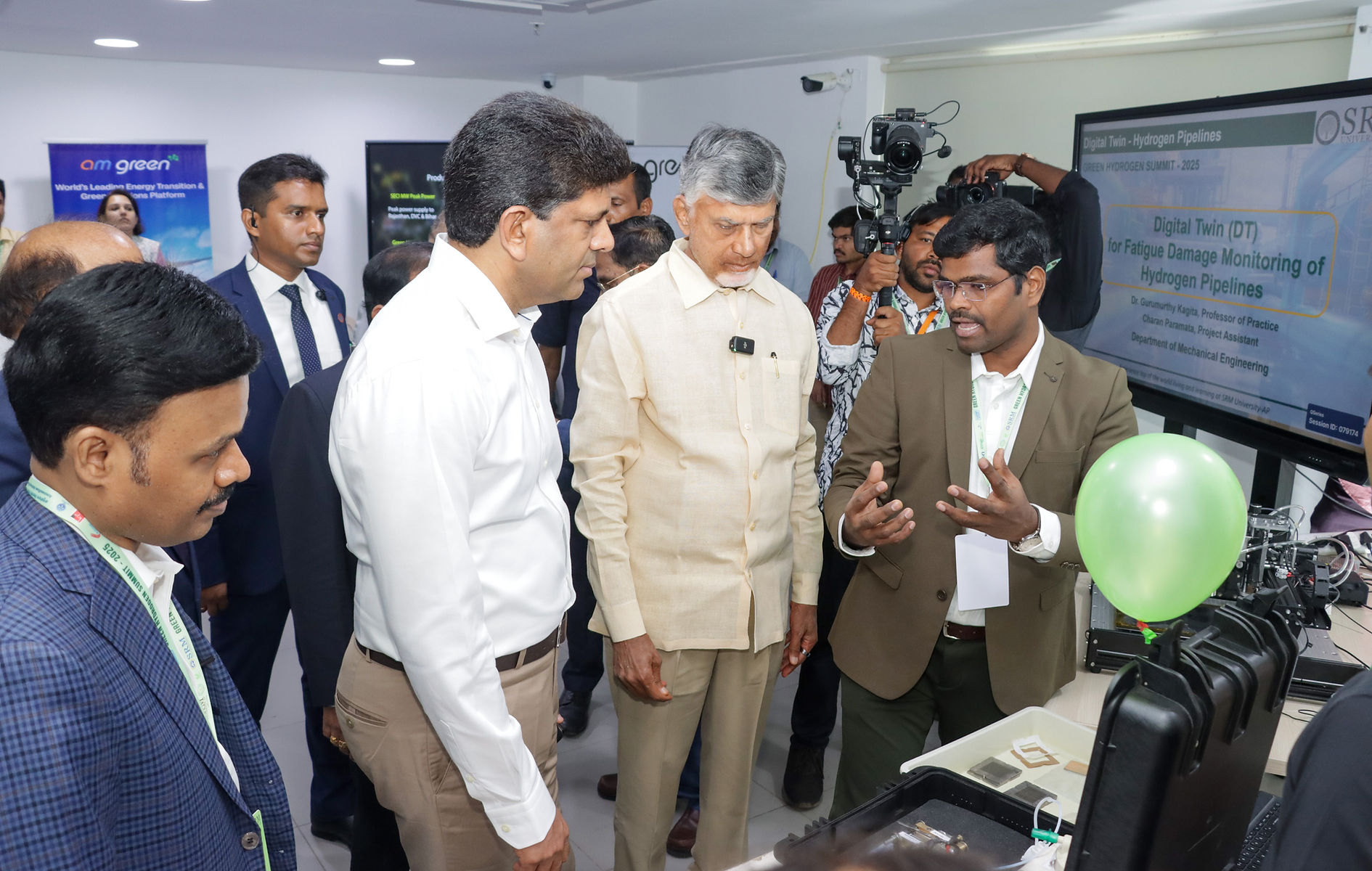 Shakti Photon Solutions presenting hydrogen technology at an event
